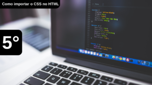 Imagem de um computador com códigos CSS. Neste Artigo Descubra como importar o CSS no HTML usando a tag link HTML.
